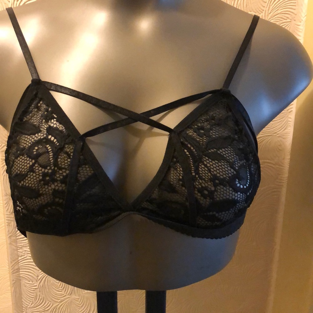 “NIP” black lace bra w/ geo lines! - Picture 1 of 4